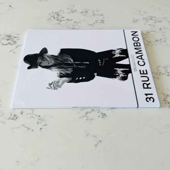 CHANEL 2022-2023 Book - Picture 5 of 12